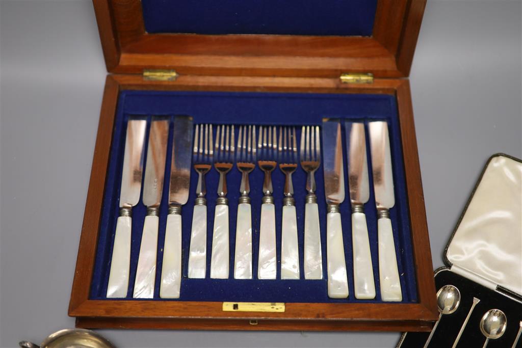 A cased set of plated mother of pearl handled cutlery, a cased set of six silver coffee spoons and a cream jug with inset Queen Anne co